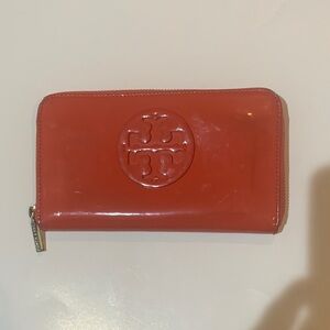 Tory Burch Glossy Patent Zip Wallet in Coral-Red